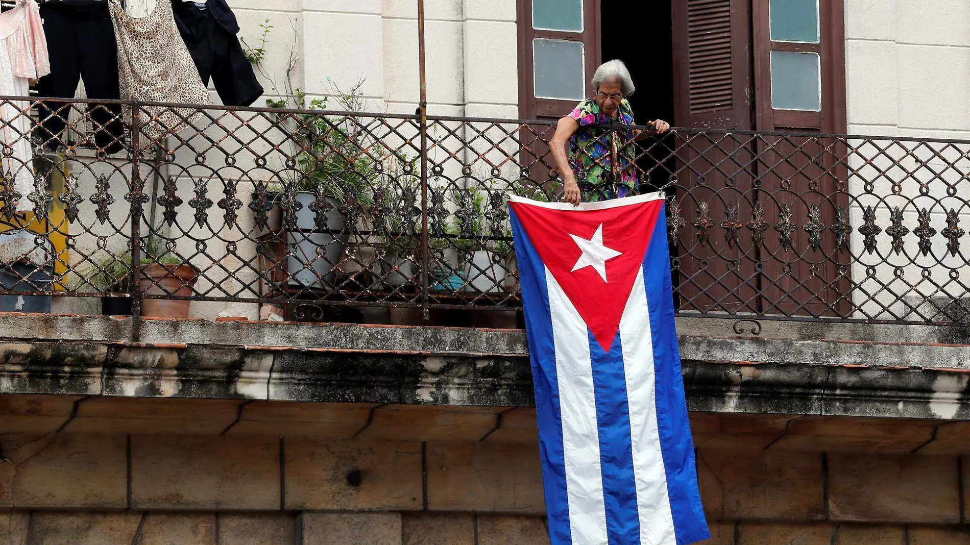 mujer protesta en cuba